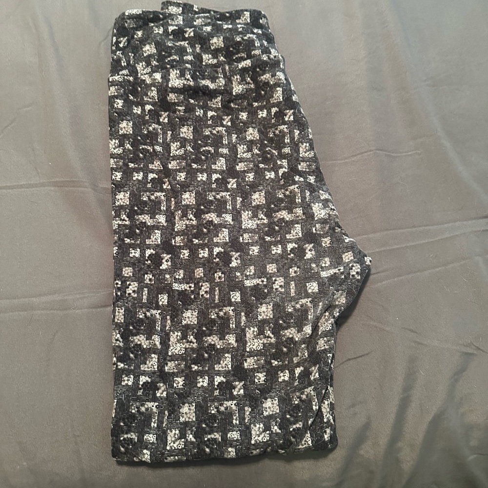 Lularoe black and grey leggings in size tall and curvy smoke free home
